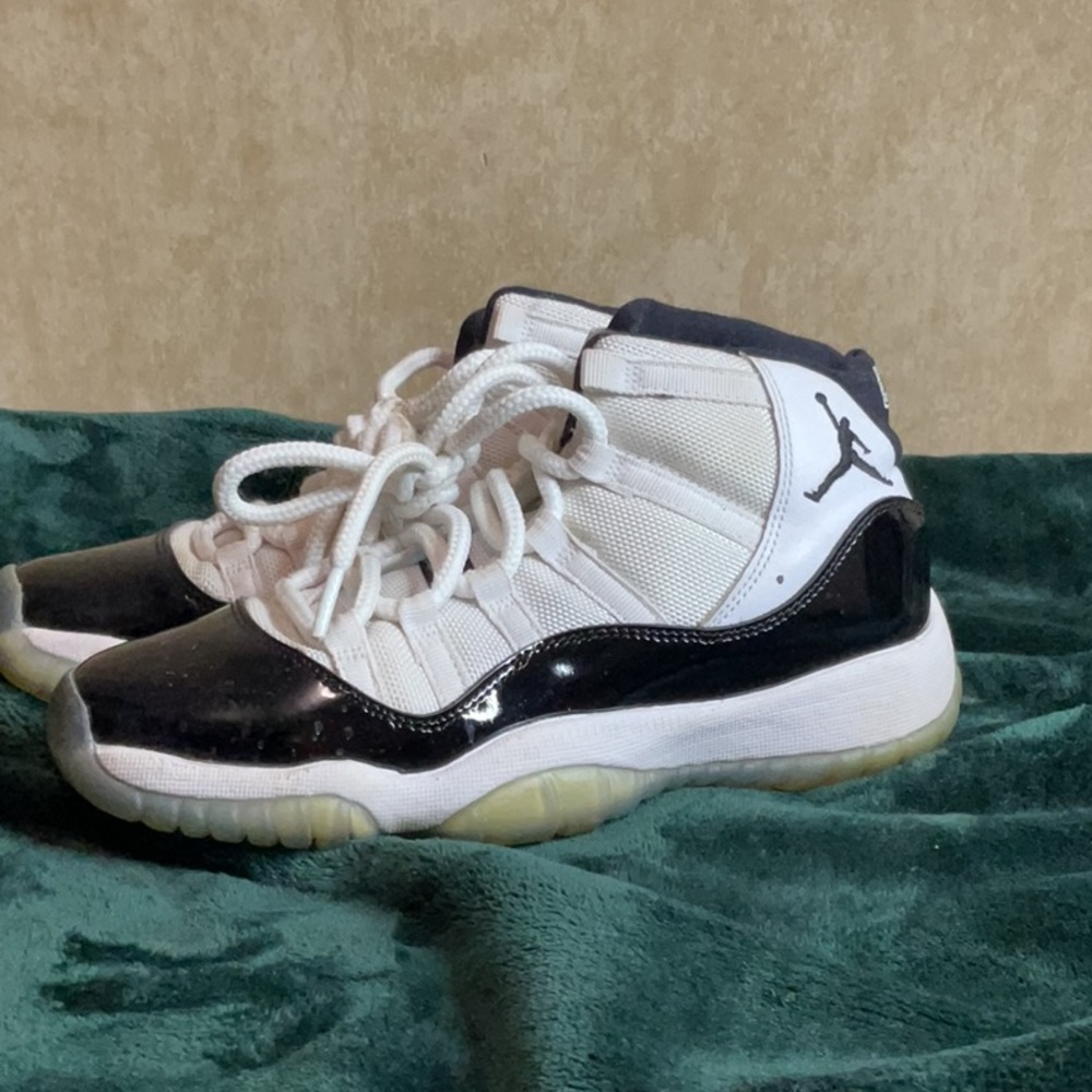 Jordan 11s black & white